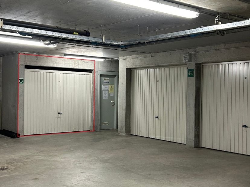 La Panne : Spacieux garage à vendre ! Garage box fermé très spacieux à vendre pour 60.000 euro dans la résidence Villa d&#039;Este.Atouts: Dimensions génér