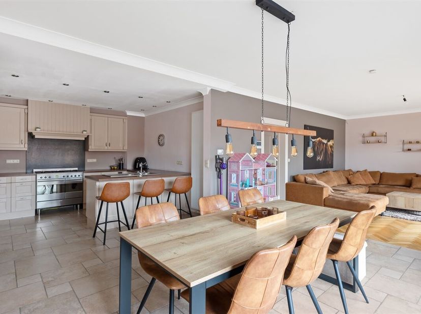 Verrassend ruim duplexappartement met 3 slaapkamers en dubbele autostaanplaats, gunstig gelegen pal in het landelijke dorpscentrum van Sint-Katelijne-