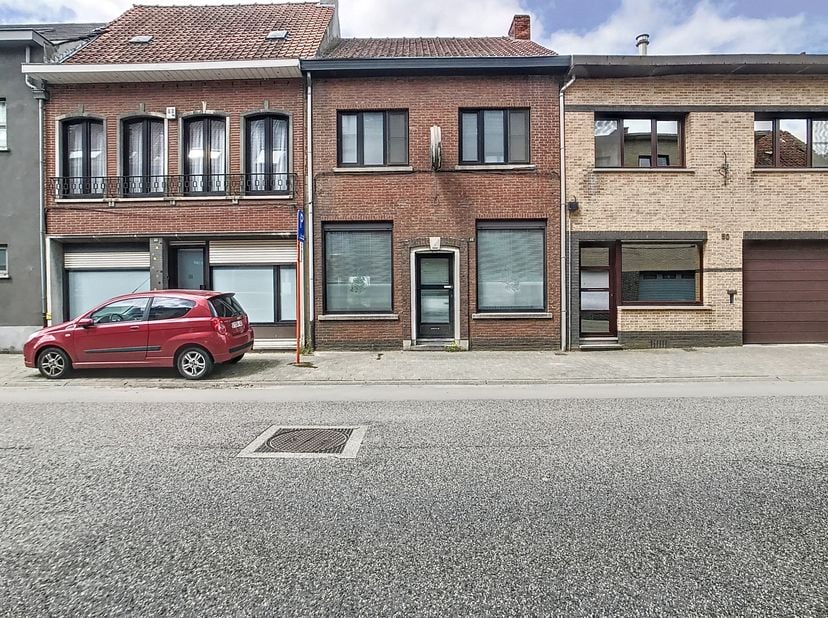 Dit pand heden gebruikt als winkel met opslagruimten wordt te koop aangeboden in de Langestraat in het centrum van Kruibeke.  Het kan mits vergunning