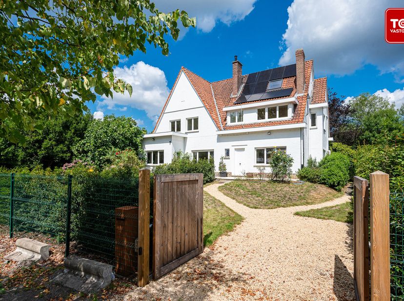 Deze vernieuwde woning met 4 slaapkamers is gelegen op een stuk grond van 622m², met een prachtig zicht op groen. Ideaal dus voor natuurliefhebbers di