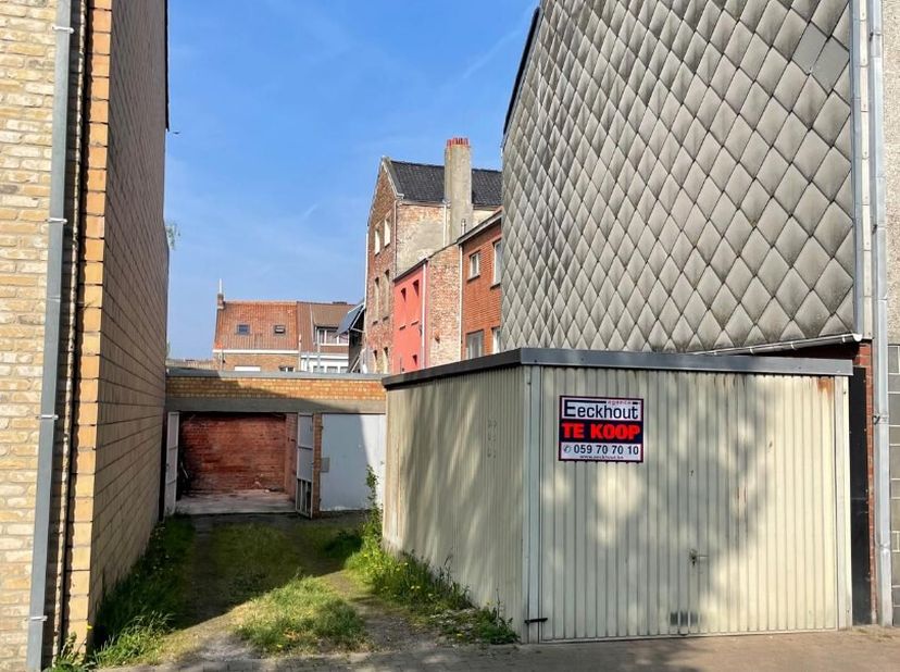 Bouwgrond van 108m² in doodlopende straat, geschikt voor een eengezinswoning.&lt;br /&gt;
Momenteel zijn er 3 garages op het perceel.