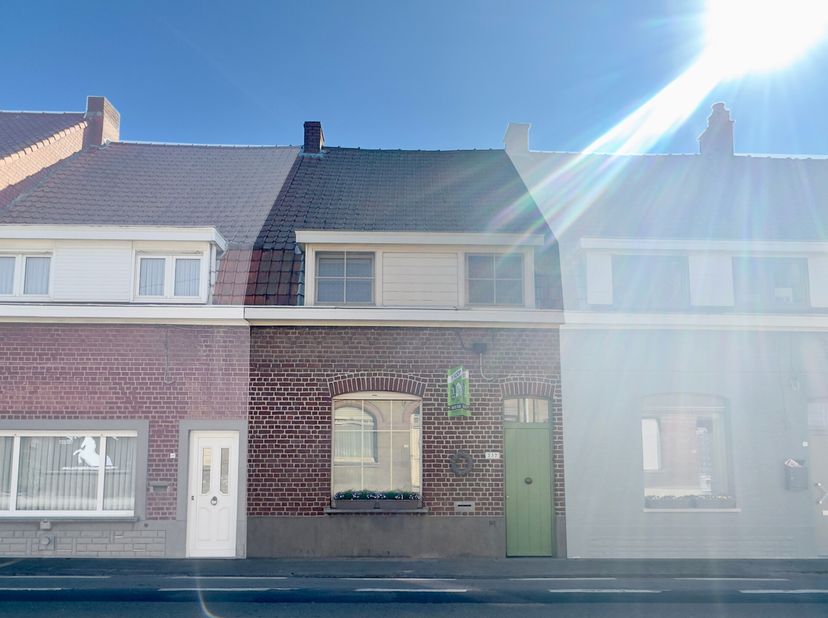 Au rez-de-chaussée, vous découvrez un hall dentrée avec vestiaire, un séjour lumineux comprenant salon et salle à manger, agrémenté dune cheminée au b