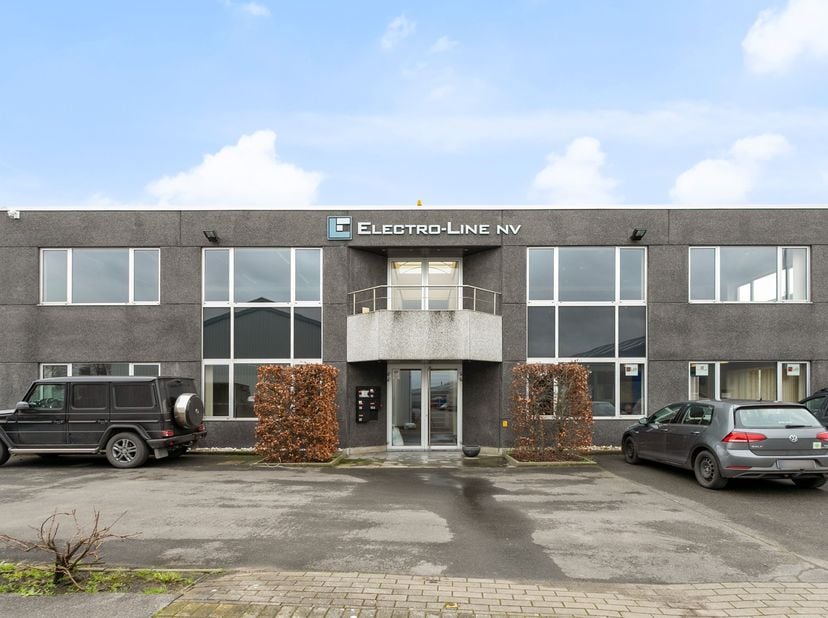 In Deinze, in Industriepark De Tonne, staat deze mooie kantoorruimte te huur. Het kantoor biedt 90 m² ruimte voor bureaus en een berg/archiefruimte va