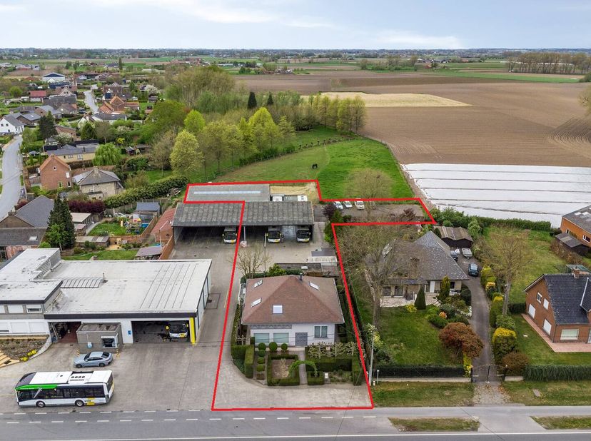Strategisch gelegen in Torhout met een uitstekende verbinding naar de E403 (BruggeRoeselareKortrijk), biedt deze eigendom een unieke combinatie van co