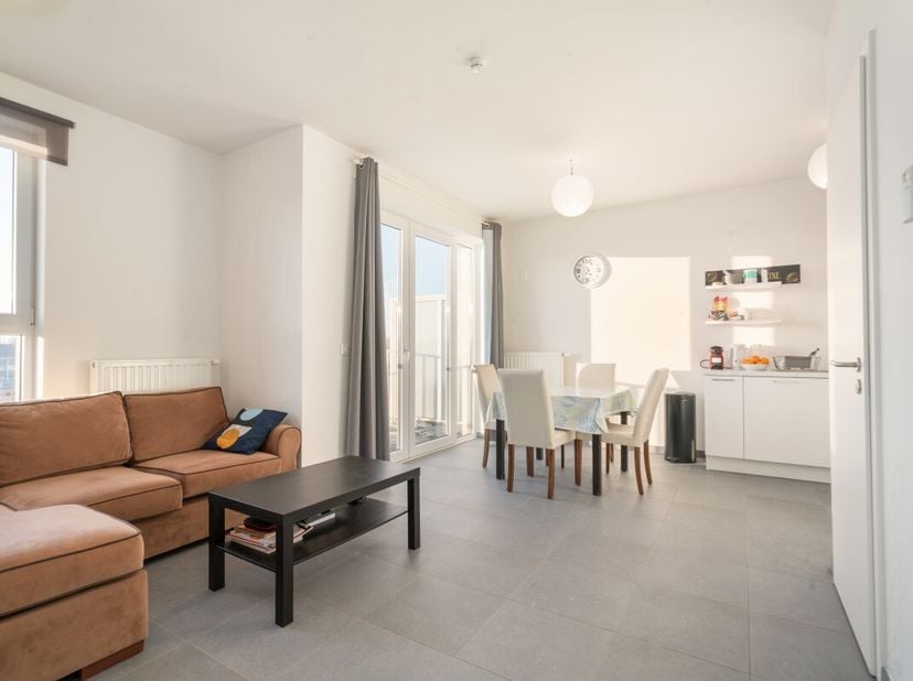 Idéalement situé cette appartement est à au cur de La Louvière, une ville dynamique offrant une variété de commodités à ses résidents. La gare de La L