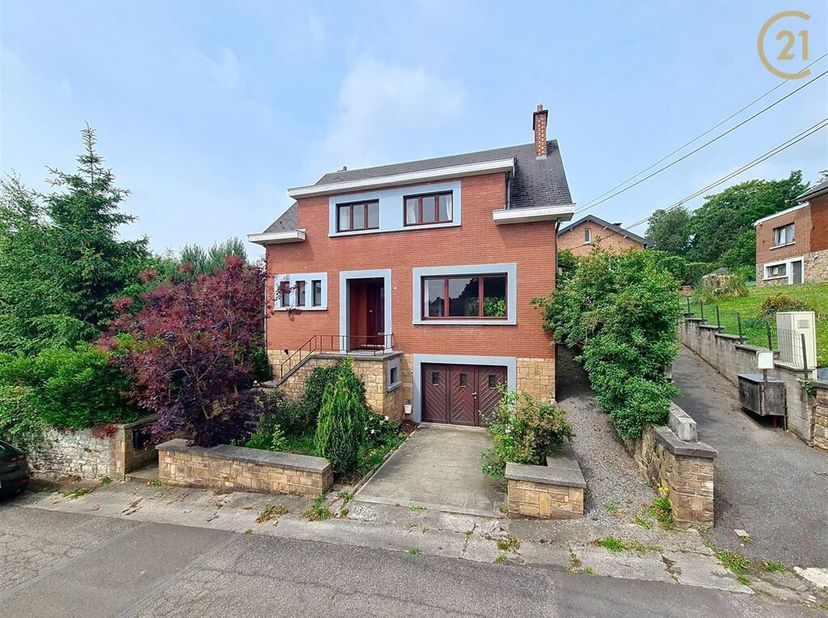 À Andenne, dans un quartier résidentiel calme, découvrez cette maison 4 façades à rafraichir offrant un beau potentiel. Elle se compose de trois belle