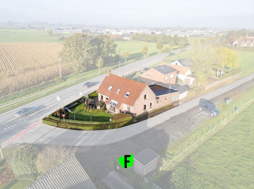 Dit handelspand met woongelegenheid is gelegen op een commerciële en vlot bereikbare locatie langs de verbindingsweg tussen Wingene en Tielt.  De eige