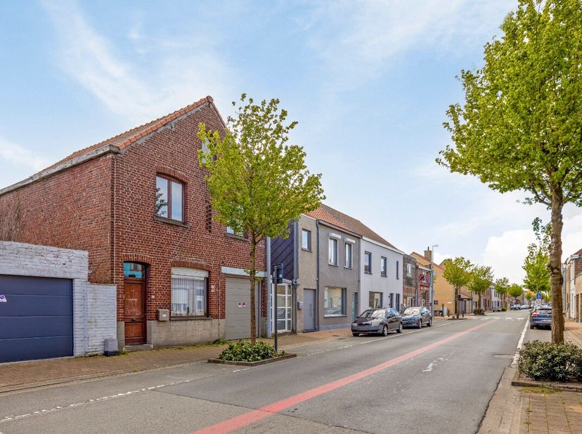 Adinkerke (De Panne): Te renoveren 4-slaapkamerwoning met veel potentieel!Op zoek naar een woning met veel mogelijkheden? Deze ruime, te renoveren won