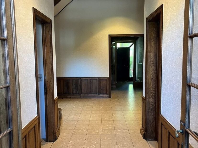Charmant herenhuis van 450m² perfect geschikt als kantoor- en of praktijkruimte voor een vrij beroep, gelegen op 2 min wandelen van het stadscentrum.