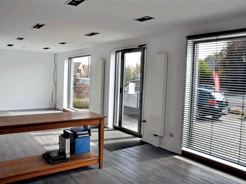 HANDELGELIJKVLOERS/KANTOOR VAN 76 M² MET VEEL LICHTINVAL IN STEVOORT&lt;br /&gt;
Op zoek naar de ideale kantoorruimte of een nieuwe locatie voor uw zaak? On