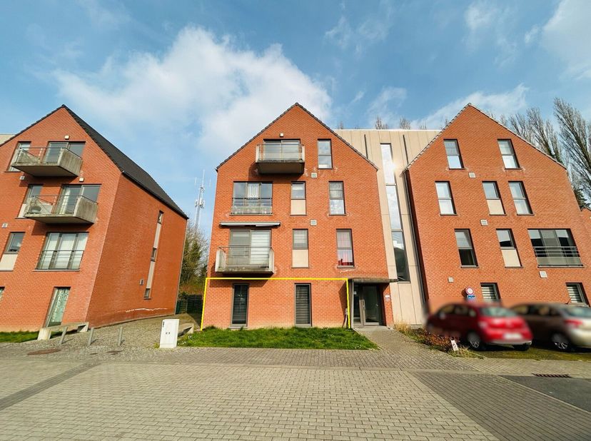 Appartement au rez-de-chaussée avec jardin privé !&lt;br /&gt;
Débutons notre visite avec un petit hall d&#039;entrée qui nous mène au living lumineux offrant un