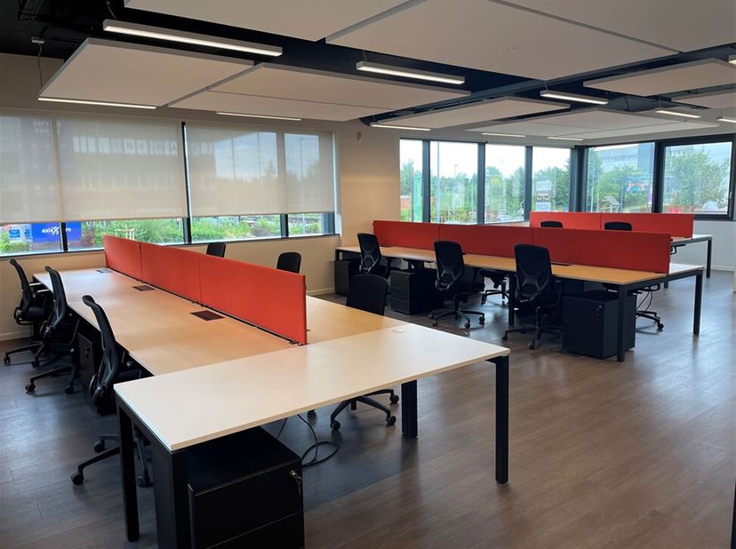 Axis Parc | Bel immeuble de bureaux totalement rénové | 1 plateau disponible au Rez (+-300 m²) | Haut standing | Idéalement situé, en bordure de Louva