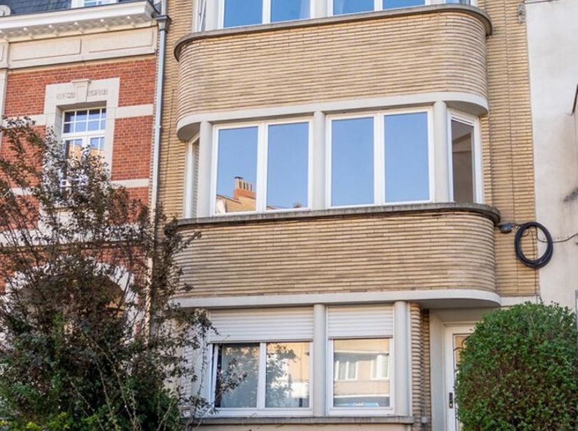 JETTE  Immeuble de rapport avec 3 unités locatives  Idéal investisseur&lt;br /&gt;
À vendre : immeuble de rapport situé à Jette, offrant trois unités locati