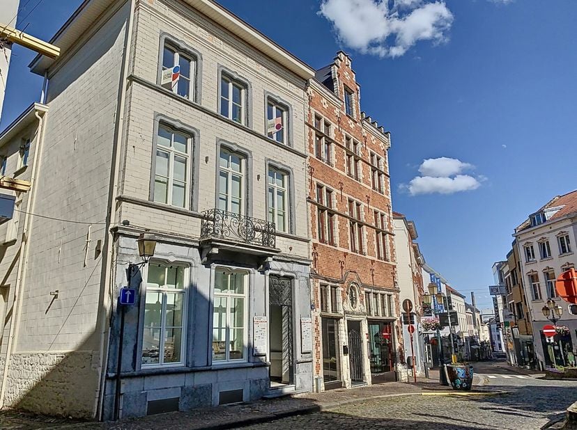 Modern en lichtrijk appartement te huur in het centrum van Tienen!&lt;br /&gt;
In het hart van Tienen, op een absolute toplocatie, bevindt zich dit modern a