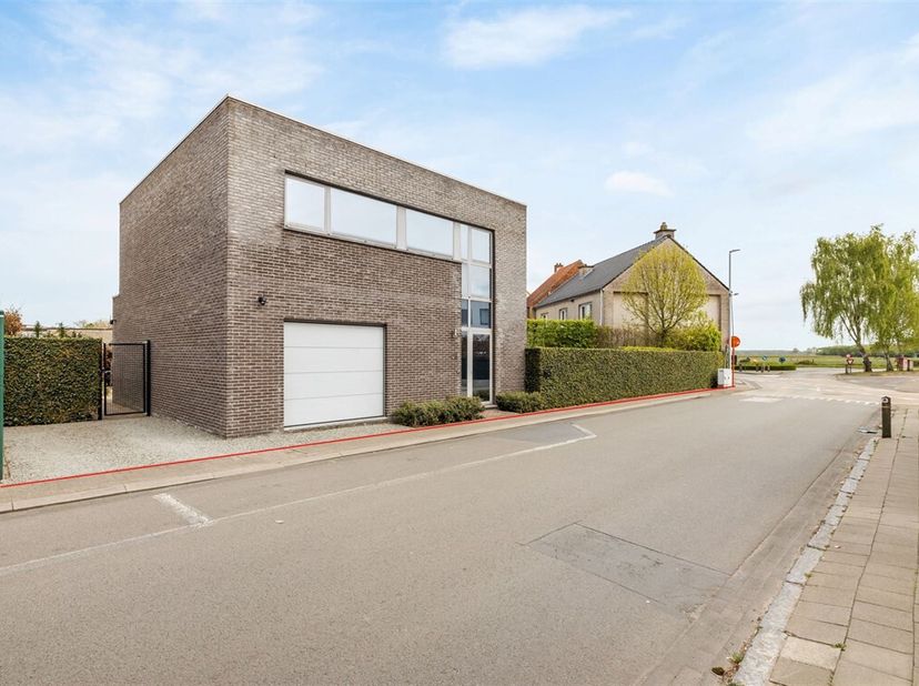 Dit betreft een hedendaagse open bebouwing, voorzien van alle comfort, aan de rand van de dorpskern van De Klinge.&lt;br /&gt;
De woning is uitstekend geleg