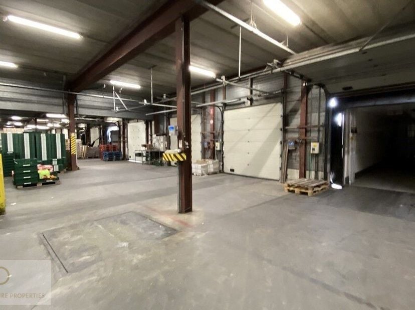 Cet entrepôt logistique est situé dans le parc d&#039;activités Veiling Zuid, près de la R6, avec un accès facile à l&#039;E19. &lt;br /&gt;
&lt;br /&gt;
L&#039;entrepôt bénéfic