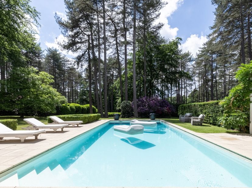 Aan de rand van de prestigieuze Golf des 7 Fontaines, werd deze prachtige, charmante villa volledig gerenoveerd in 2021 en profiteert van een uitzonde