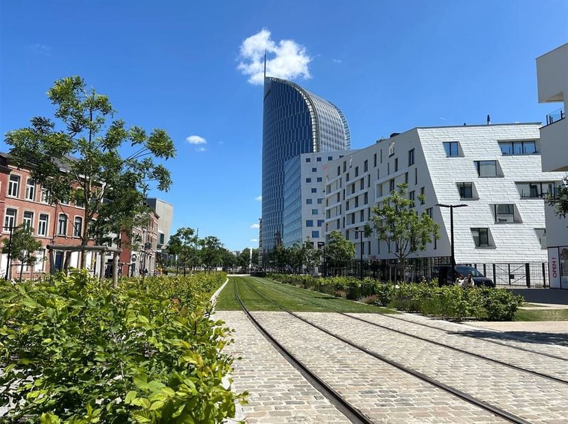 Au coeur du quartier symbole du renouveau liégeois, jouxtant la gare internationale des Guillemins, ce magnifique appartement 2 chambres se trouve au