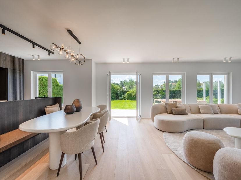 Magnifiek gerenoveerd HOEKappartement met tuin in een villaresidentie op enkele passen van  het strand, hartje Zoute.&lt;br /&gt;
Indeling : inkomhal met ve