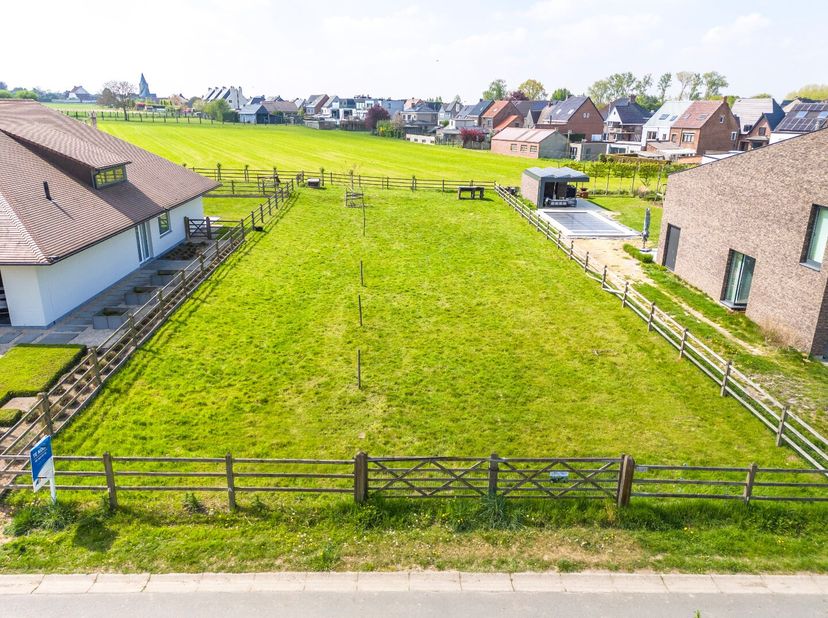 Deze bouwgrond voor een open bebouwing is centraal gelegen, doch in een landelijk kader te Godveerdegem. Het ziekenhuis, station en centrum van Zotteg