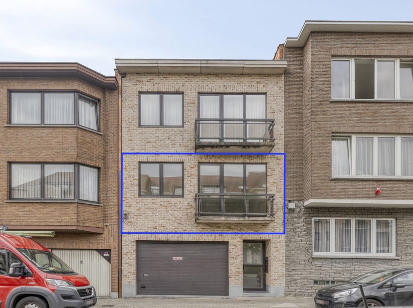 LEEMANS IMMOBILIËN biedt u dit zeer goed onderhouden en tevens volledig instapklaar appartement aan op de eerste verdieping van een kleinschalig resid