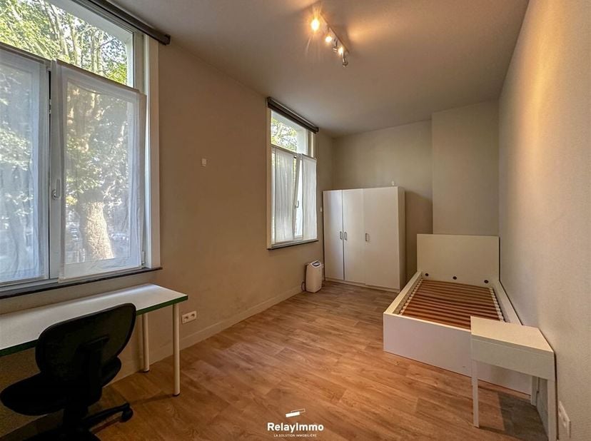 Trois chambres étudiantes (ou jeunes travailleurs pour courte durée et sans besoin de domiciliation) situées au centre-ville, à proximité de la gare,
