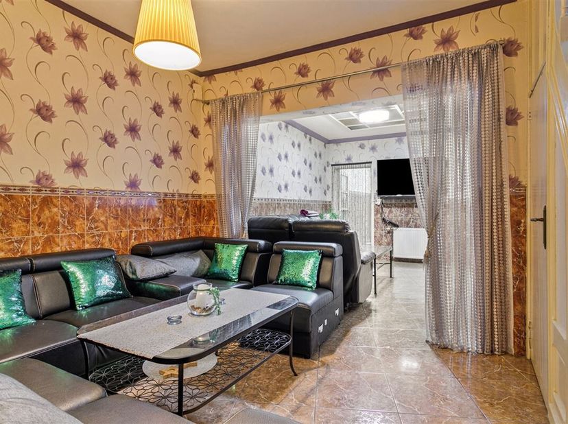 Welkom in deze charmante woning in het hart van Ronse! Deze gezellige woonst is de perfecte mix van comfort en functionaliteit, ideaal voor wie op zoe
