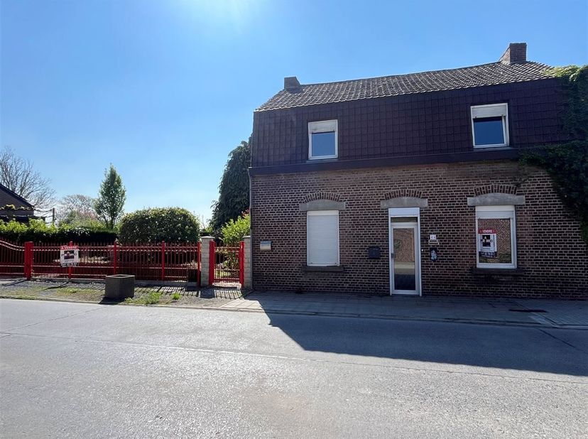 Bonne maison d&#039;habitation 4 façades avec garage/dépendances sur 6 ares 39 centiares, à 2 minutes de l&#039;E42 et à 10 minutes de Tournai.&lt;br /&gt;
Le bien of