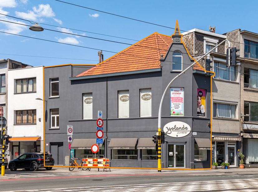 Op de hoek van de bruisende Bredabaan en het Sint-Franciscusplein vinden we dit ruime handelshuis. Dankzij de uitstekende visibiliteit en centrale lig