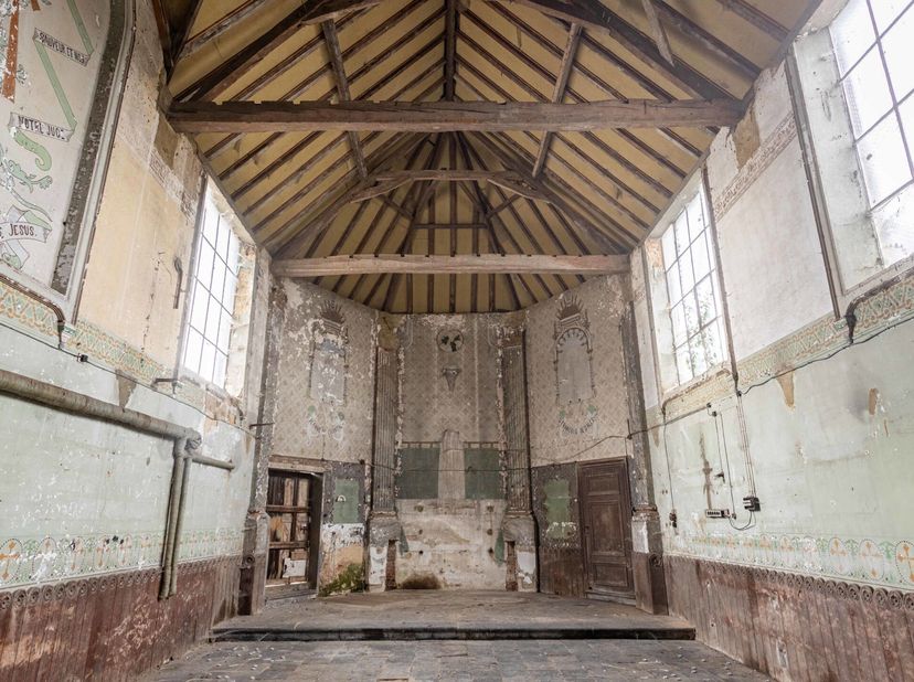 À Zwalm, dans la pittoresque région de Sint-Blasius-Boekel, se trouve cette propriété unique avec chapelle - un projet de rénovation exceptionnel aux