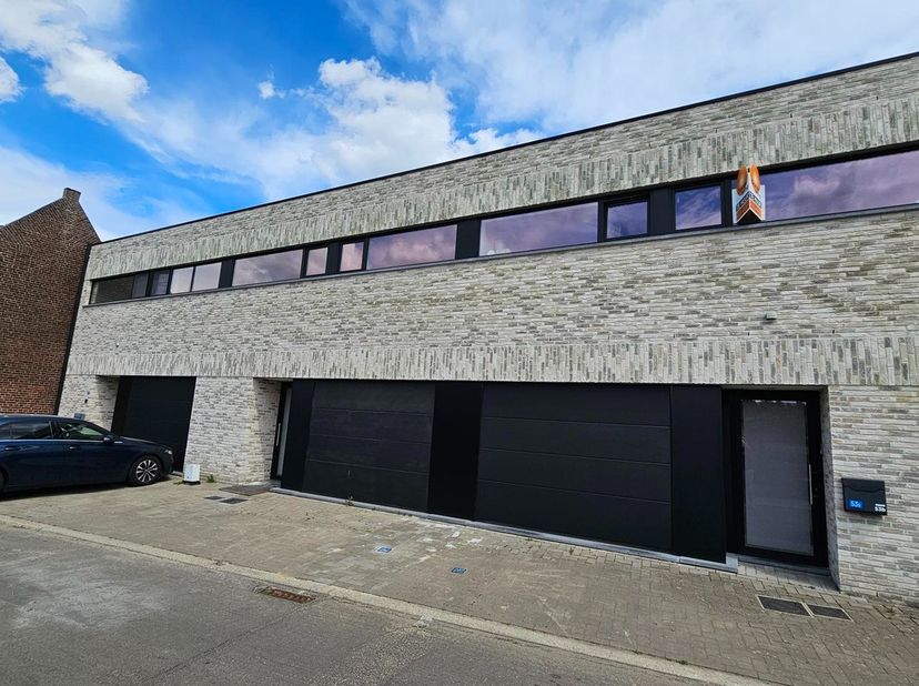 Deze recente en energiezuinige woning is rustig gelegen in Vucht.&lt;br /&gt;
&lt;br /&gt;
Bij binnenkomst bevindt u zich in een ruime inkomhal met een apart gast