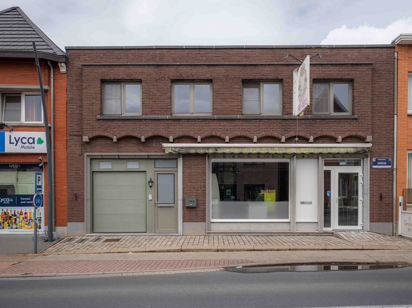 Bent u op zoek naar een veelzijdig pand waar u zowel kunt wonen als ondernemen Mis deze unieke kans dan niet!&lt;br /&gt;
De handelsruimte, met een oppervla