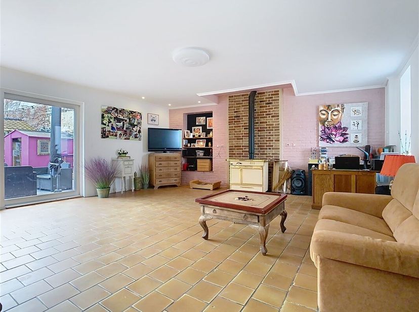 Située dans le charmant village de Néchin, dans un environnement calme et à proximité de toutes les commodités, cette maison 4 façades vous séduira pa