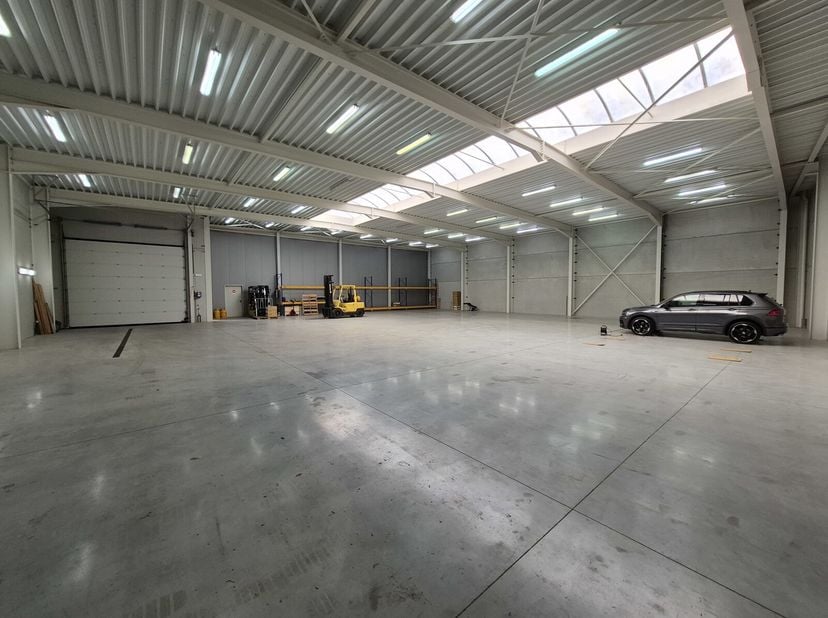 Bedrijfsgebouw/loods gelegen in de industriezone Kanaal-Zuid te Bree, dichtbij het centrum.&lt;br /&gt;
Het bedrijfsgebouw is in de aanwezigheid van meerder