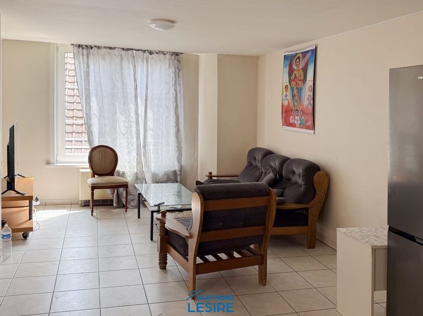Dit gezellig appartement is gelegen in het centrum van Ieper. &lt;br /&gt;
&lt;br /&gt;
&lt;br /&gt;
Indeling:&lt;br /&gt;
&lt;br /&gt;
	-woonkamer + keuken&lt;br /&gt;
	-berging &lt;br /&gt;
