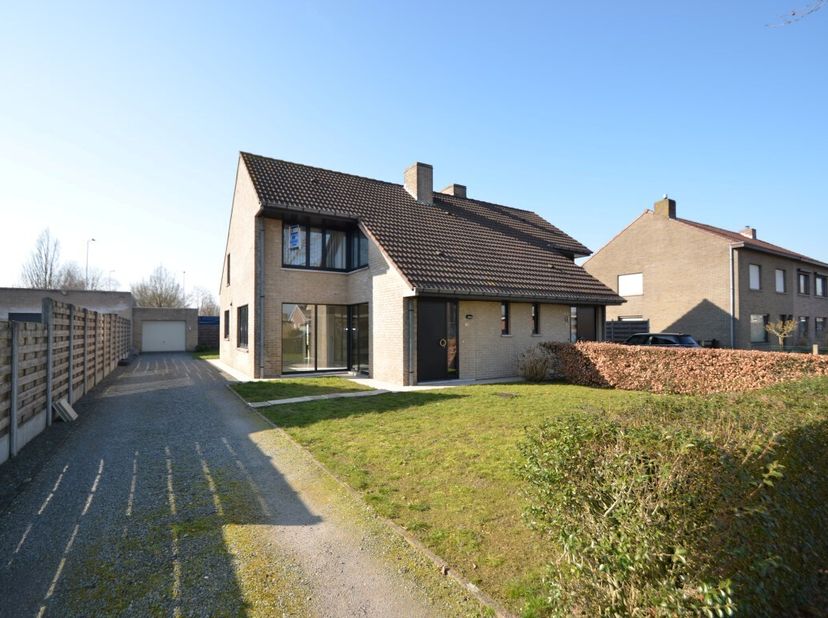 Deze halfopen bebouwing is gelegen in de rand rond Knesselare, uiterst rustig doch vlotte verbinding met het centrum. De woning, in een perfecte staat