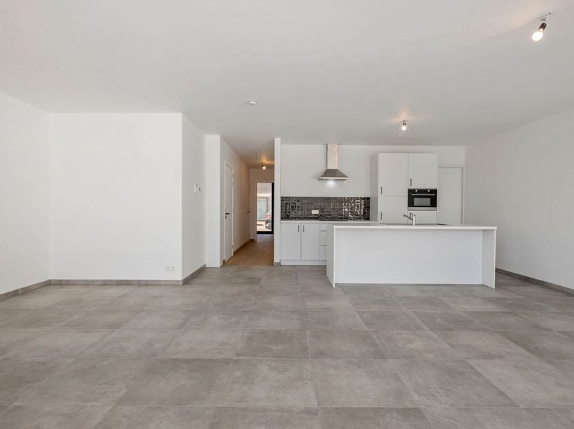 Welkom in dit instapklare gelijkvloerse nieuwbouwappartement in Kortemark.&lt;br /&gt;
Geniet van een lichtrijke leefruimte met open, volledig geïnstalleerd