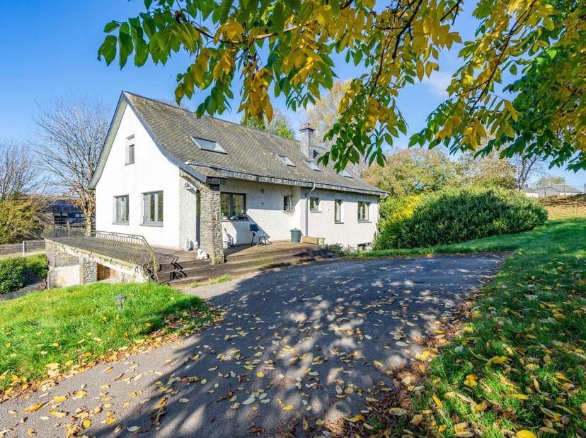 ERA B-LUX presenteert een charmant huis met 4 voorgevels op een perceel van 18 hectare in het dorp Les Fossés.Ideale locatie in een rustige omgeving,