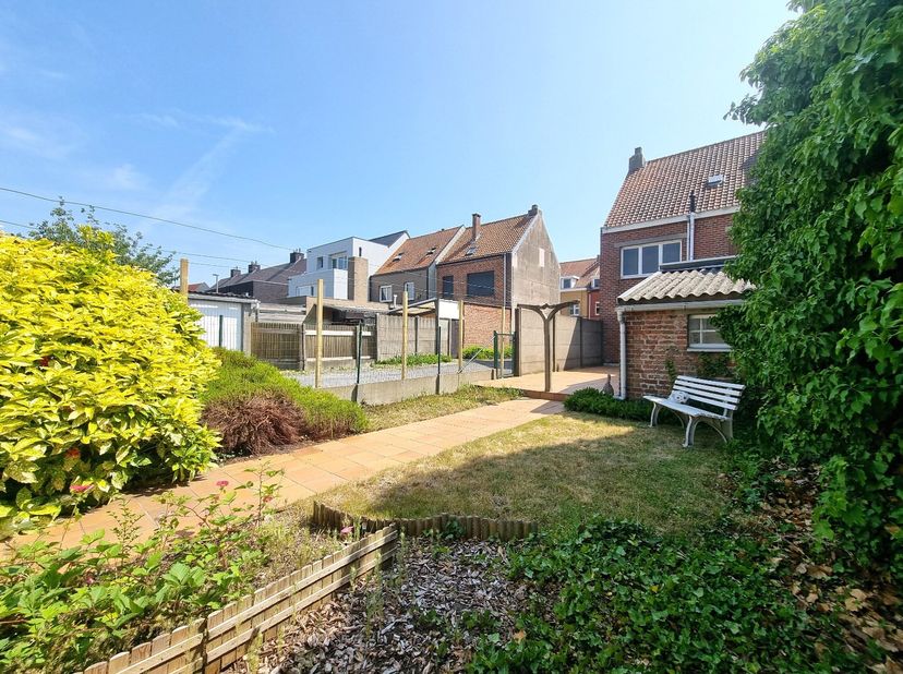 Deze stevig gebouwde woning in Heist biedt een mooi volume en tal van mogelijkheden voor wie op zoek is naar een praktische gezinswoning. De woning we