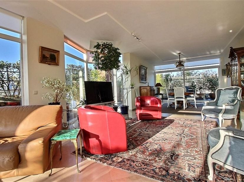 Proximité Franklin Roosevelt, Bois de la Cambre, Hippodrome. Superbe penthouse (+-200 m²) avec terrasse de 170m²!!!  Meublé et  lumineux situé au 4eme