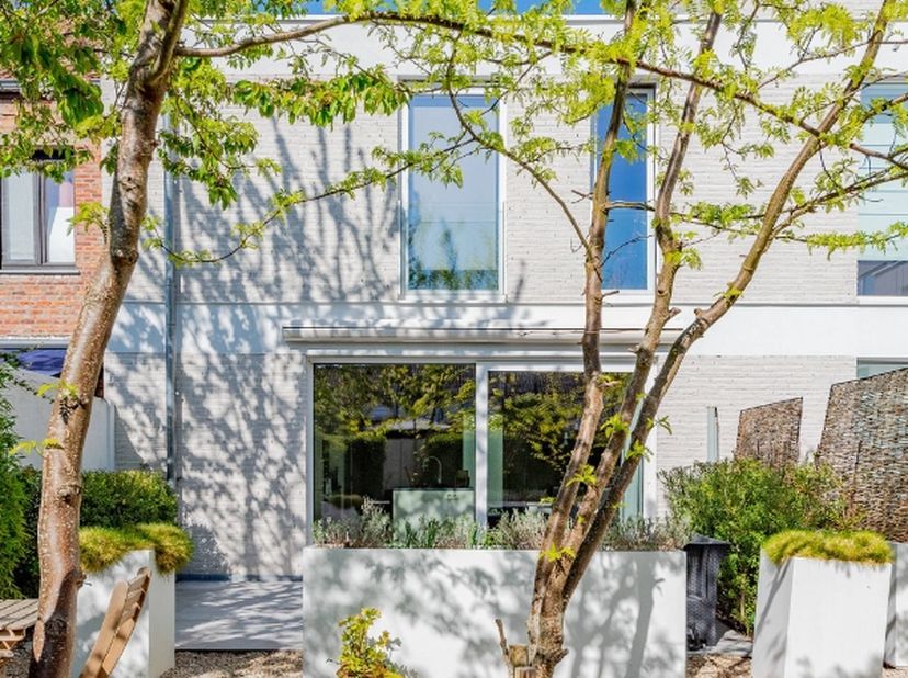 Rustig gelegen recente moderne woning nabij het centrum van Muizen met een zuidelijk georiënteerd tuinterras van 6,15m x 4,3m. &lt;br /&gt;
Zeer goede verke