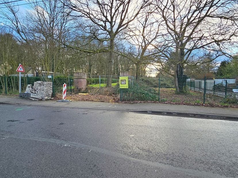 SOUS OPTION - PLUS DE VISITE - Terrain à bâtir de 53 ares proposant 27 mètres de façade.&lt;br /&gt;
Le terrain se situe en zone d&#039;habitat sur +/- 50 mètres