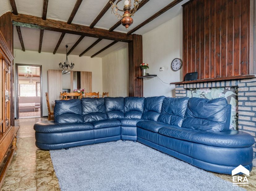 Ben je op zoek naar een charmante rijwoning met potentieel, zonder renovatieverplichting en een vlotte verbinding? Deze gezellige woning in Genk biedt