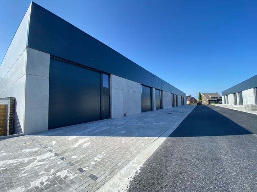 Uitstekend gelegen nieuwbouw KMO-unit met een oppervlakte van 200 m² met 70 m² afgesloten buitenopslag en 2 privatieve parkeerplaatsen te huur.&lt;br /&gt;