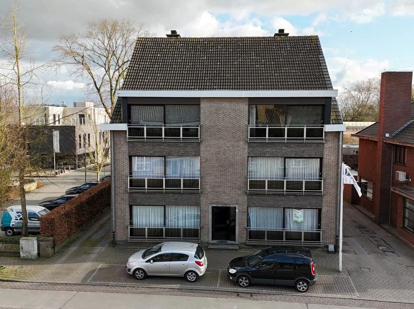 Instapklaar appartement op het gelijkvloers, bestaande uit: inkomhal - toilet - living - keuken - berging - 2 slaapkamers - badkamer - terras - gemeen
