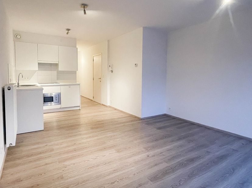 Appartement beschikt over private parkeerplaats en private kelder. Oppervlakte: 49m²&lt;br /&gt;
Indeling: woonkamer, keuken, badkamer met douche, toilet, 1