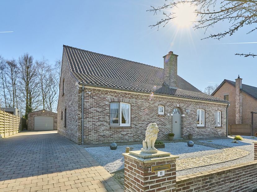 ZEER RUIME INSTAPKLARE GEZINSWONING IN EEN DOODLOPENDE STRAAT OP EEN PERCEEL VAN 07ARE.&lt;br /&gt;
Deze zeer ruime en instapklare gezinswoning is gelegen i