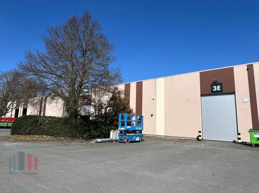 Offrant une excellente combinaison de 318 m² d&#039;espace de stockage et 130 m² de bureaux, cette unité PME est située au centre de la zone PME de Zavente