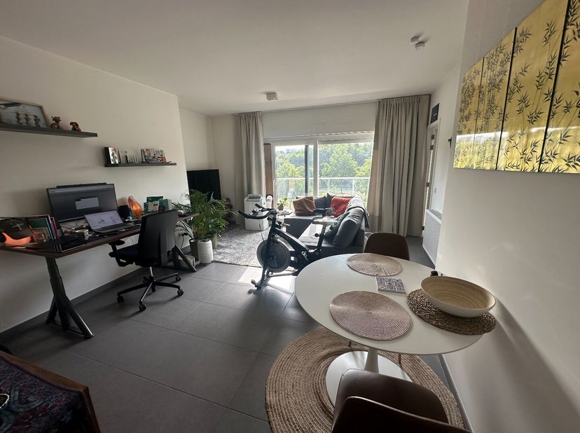 Instapklaar recent appartement heeft een goede bereikbaarheid en is gelegen op de 2de verdieping (lift in gebouw). Omvattende inkomhall met toilet, le