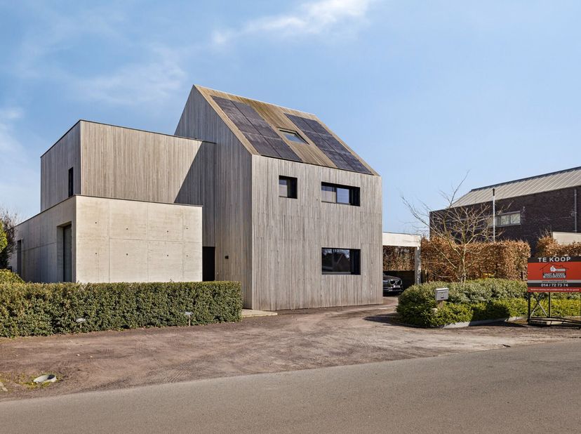 Deze stijlvolle villa, verbouwd en uitgebreid sinds 2020 tot heden, combineert luxe en functionaliteit in een serene omgeving. Ondanks de rustige ligg